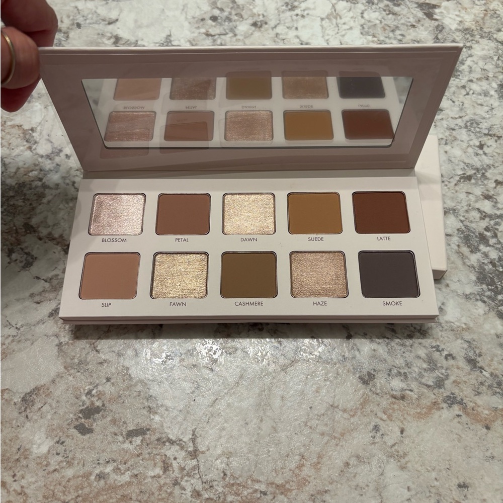 NIB Wander Beauty Cream and Tan Eyeshadow Palette Versatile Matte and Shimmer